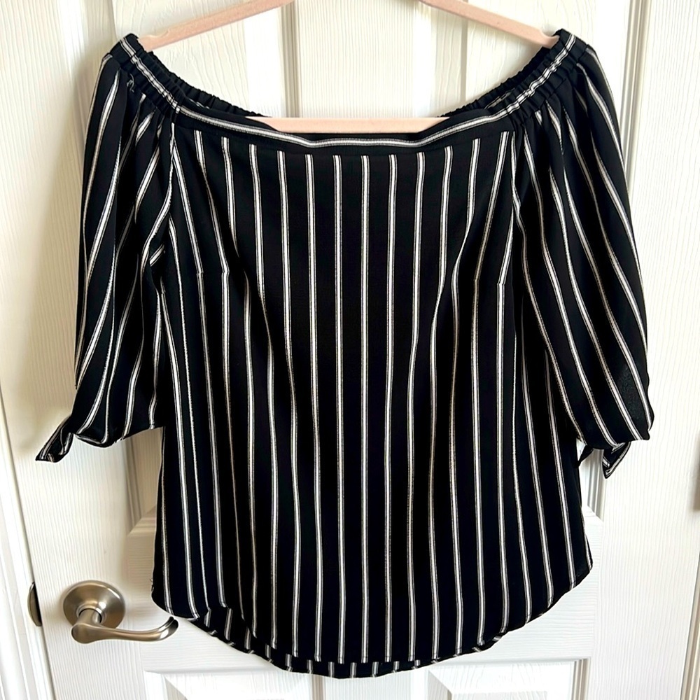 Ladies size medium off the shoulder top by‎ Monteau Los Angeles